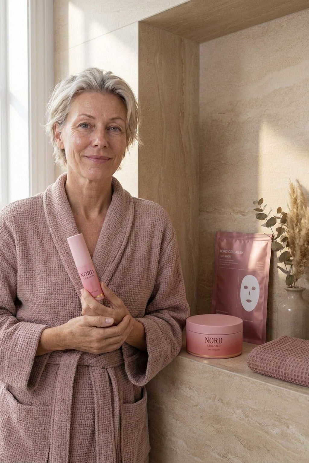 Kvinna med Face Wand, Eye Patches och Face Mask på badrumshyllan